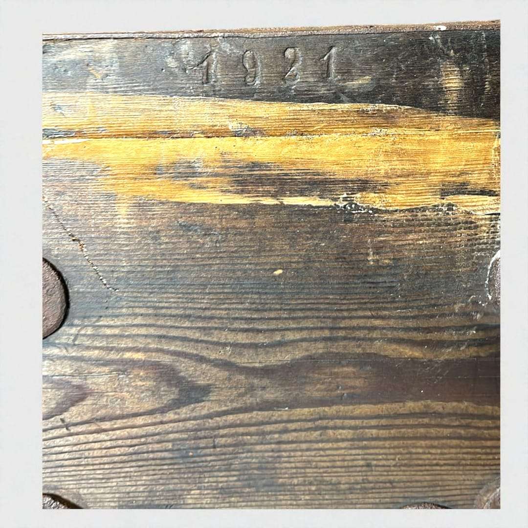 Detalle de la Cuartilla Centenaria 1921 con grabado del año en madera antigua. Medida de granos de 13,87L ideal para decoración vintage.