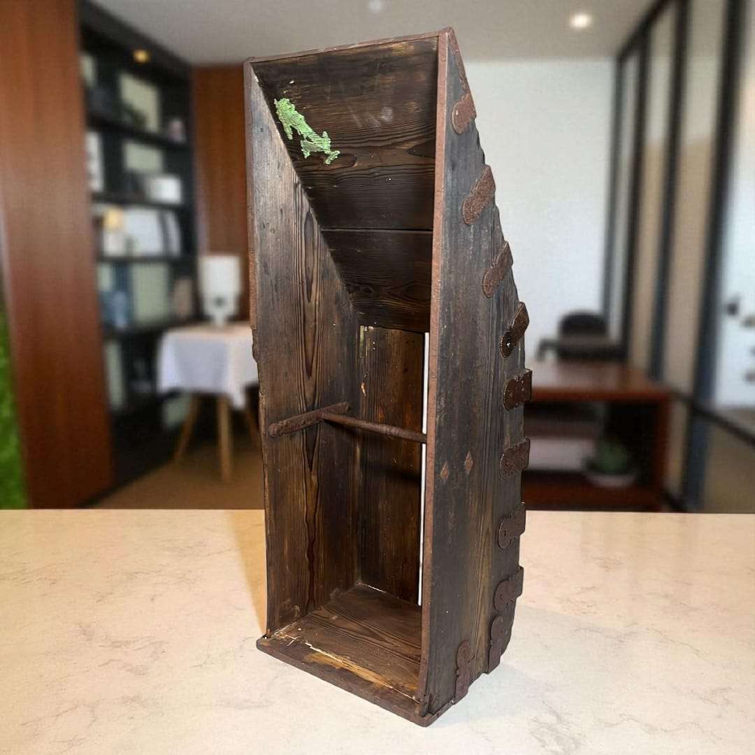 Cuartilla Centenaria - Medida Granos 13,87L de madera oscura con herrajes antiguos, pieza decorativa rústica ideal para coleccionistas de herramientas antiguas.