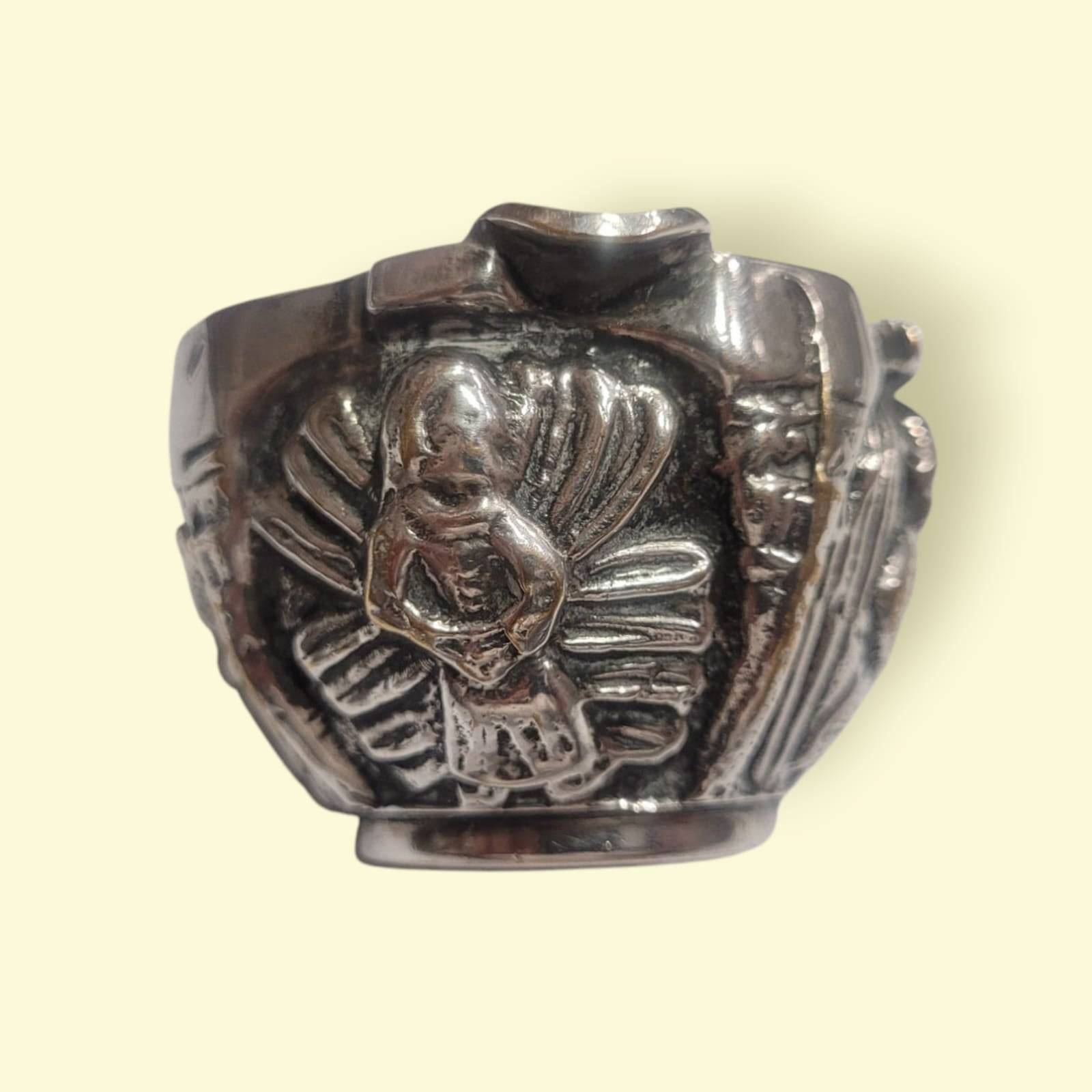 Cenicero de bronce plateado ALMAZÁN con figura en relieve de mujer sobre pétalos, estilo vintage para decoración coleccionable.