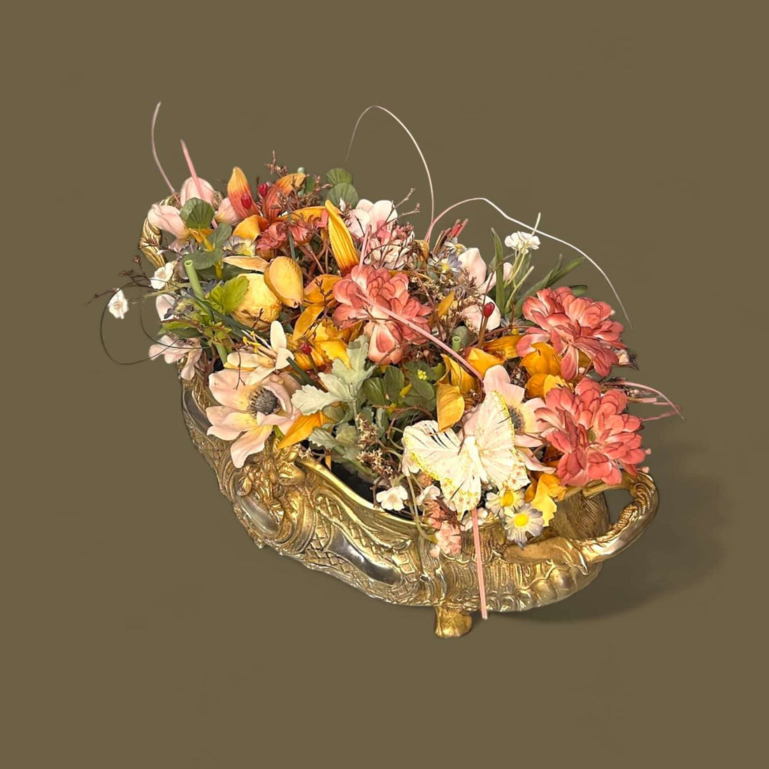 Este Centro de mesa floral de bronce destaca por su cuidada ejecución artística y su marcada inspiración Art Nouveau, visible en cada uno de sus relieves curvos y motivos vegetales.