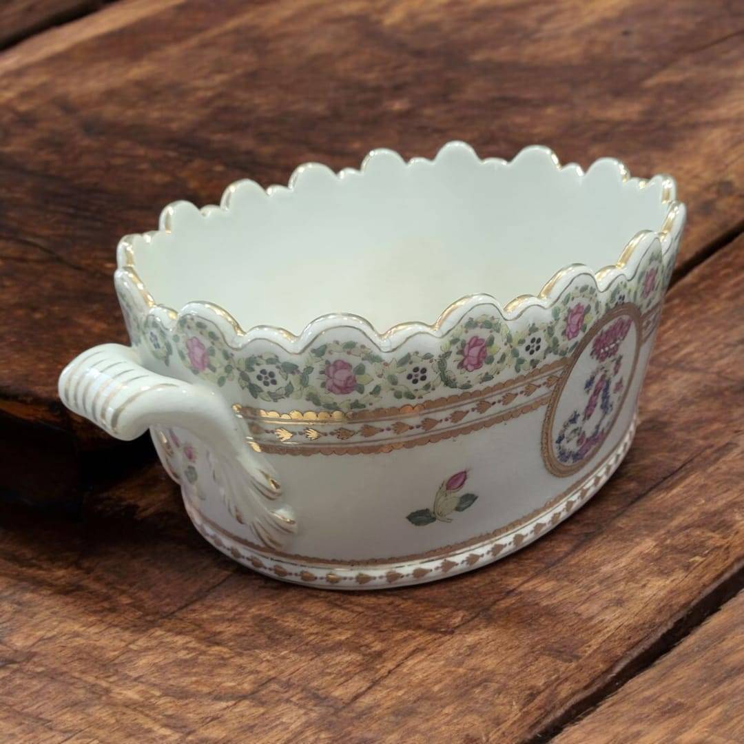 Centro de mesa de porcelana pintado a mano y firmado, con detalles florales y bordes dorados, ideal para decoración elegante en el hogar.