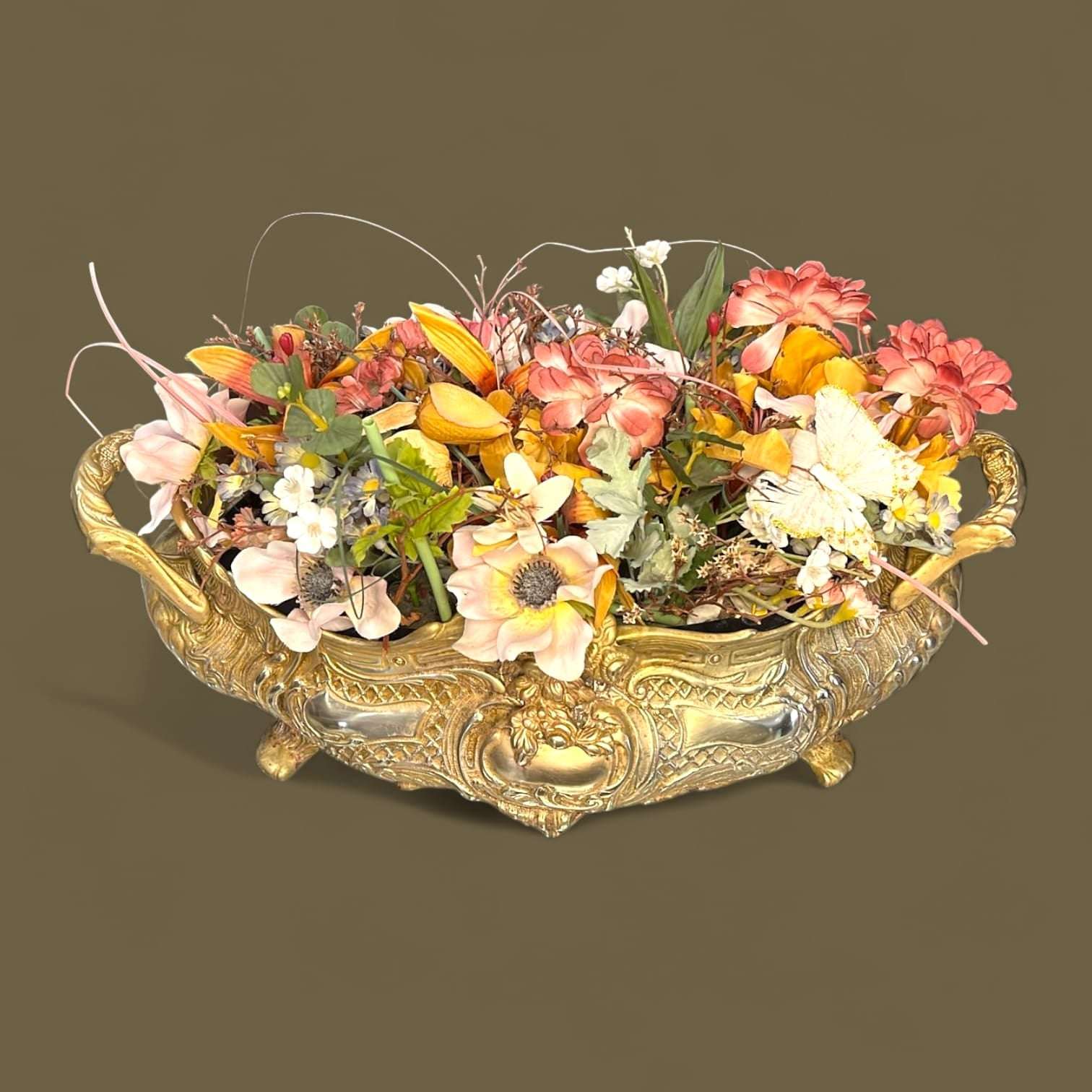 El interior amplio permite alojar arreglos florales, centros decorativos o frutas, cumpliendo la función clásica de estos centros de mesa: embellecer y jerarquizar el espacio central del hogar.