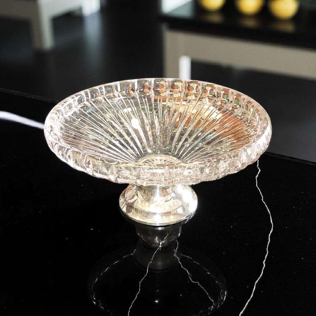 Detalle lateral del cristal tallado con borde decorado