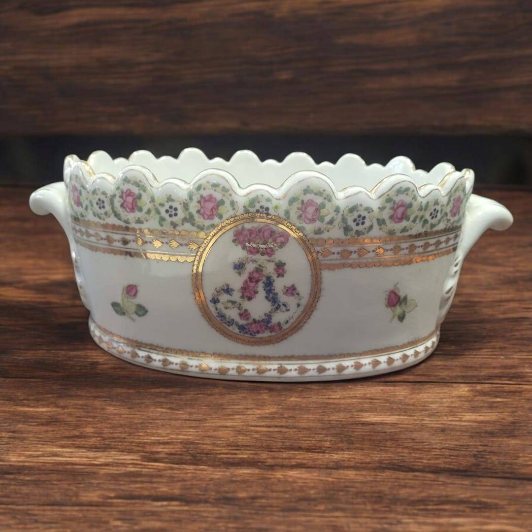 Centro de mesa de porcelana pintado a mano y firmado, con detalles florales y bordes dorados, ideal para decoración elegante en el hogar.