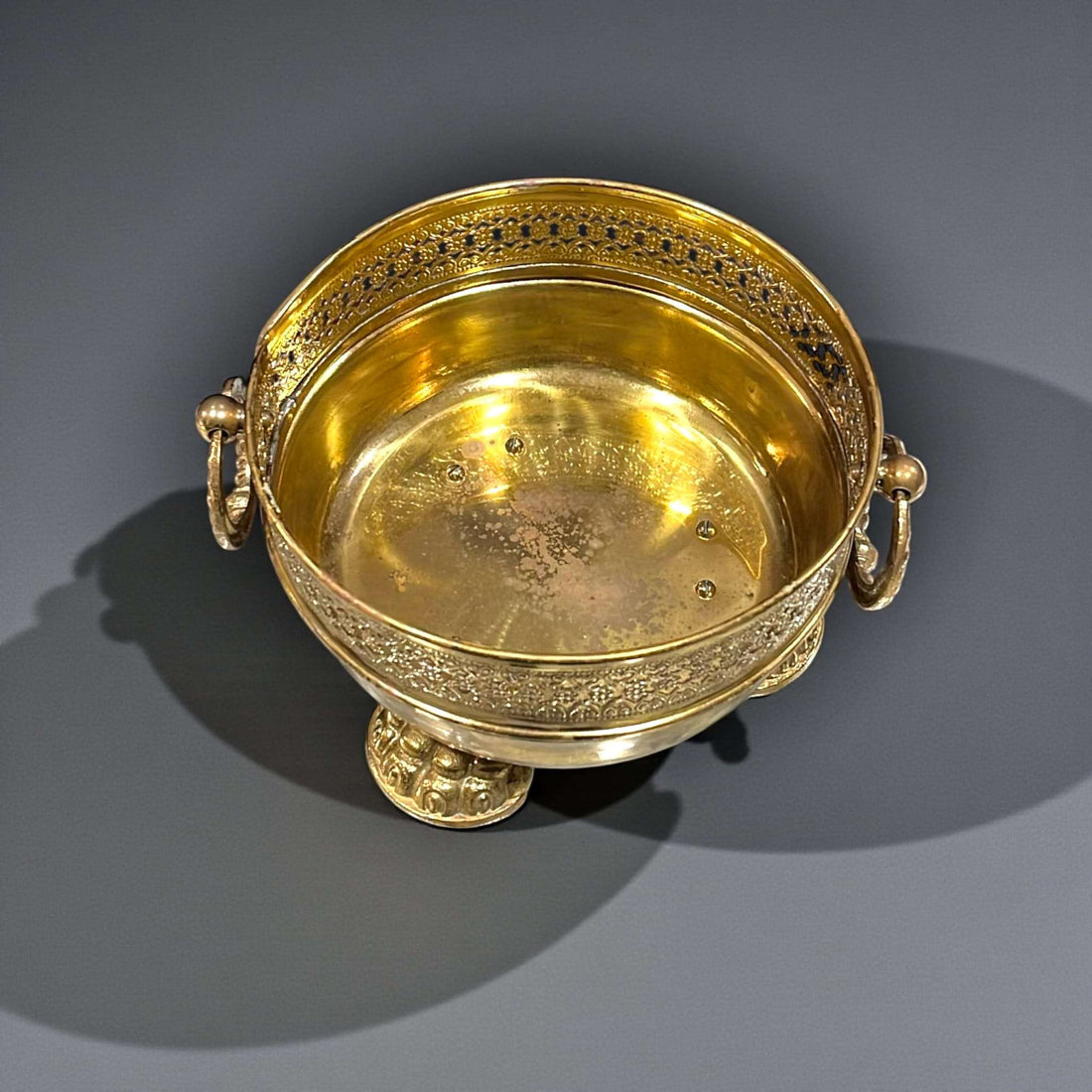 Este Centro floral de metal dorado es una pieza decorativa única, pensada para quienes valoran los objetos con carácter, historia y presencia.