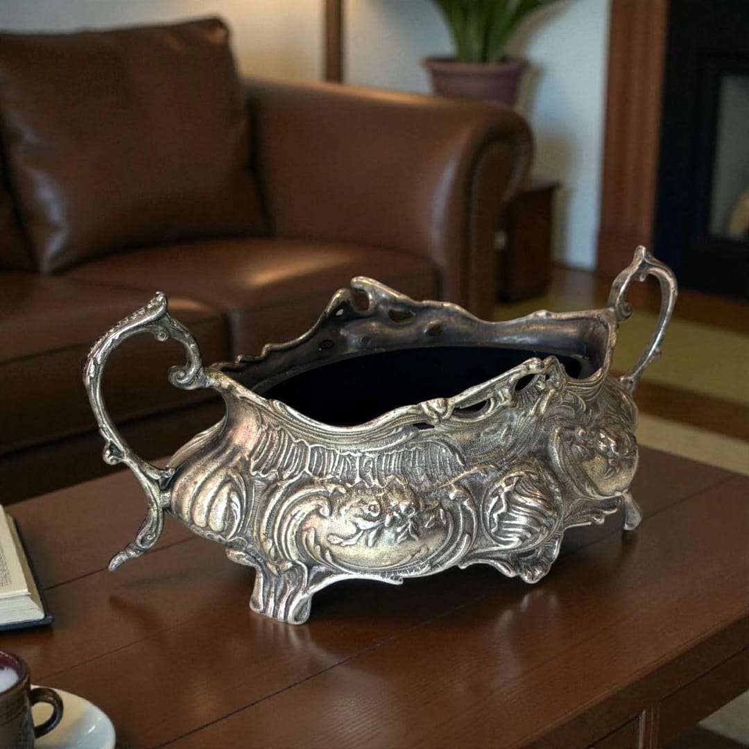 Centro floral antiguo estilo art nouveau sobre mesa de salón.