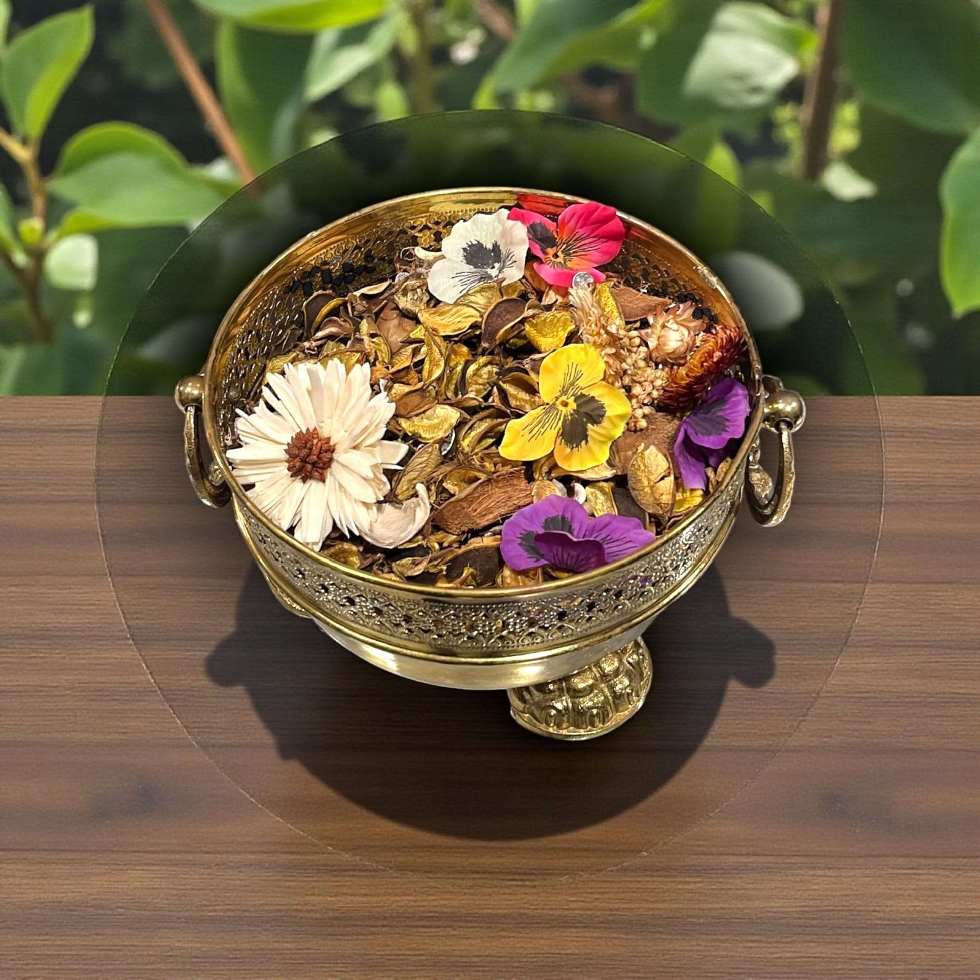 Gracias a su diseño elevado, este Centro floral realza cualquier arreglo floral seco o decorativo, creando volumen y profundidad.