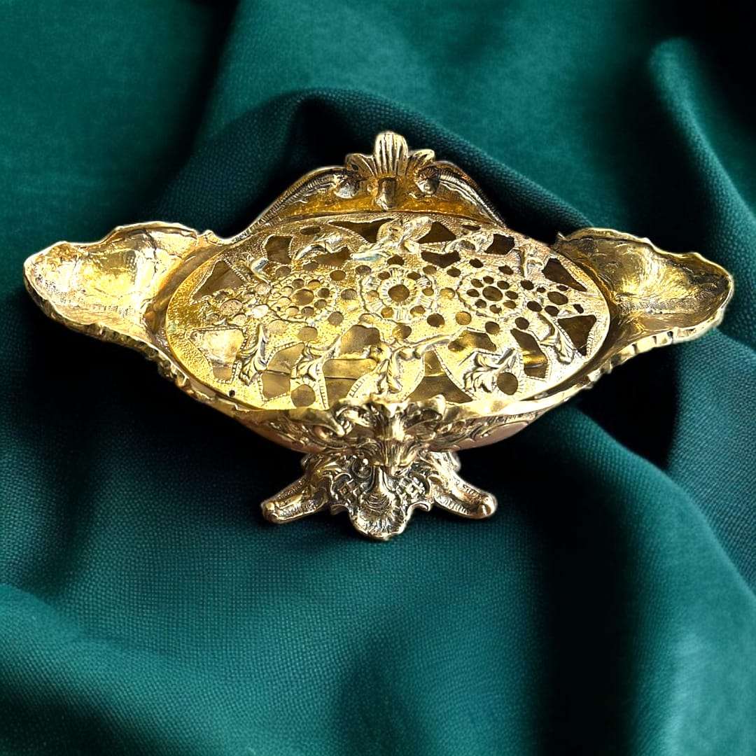 Centro Floral de Bronce sobre tela verde