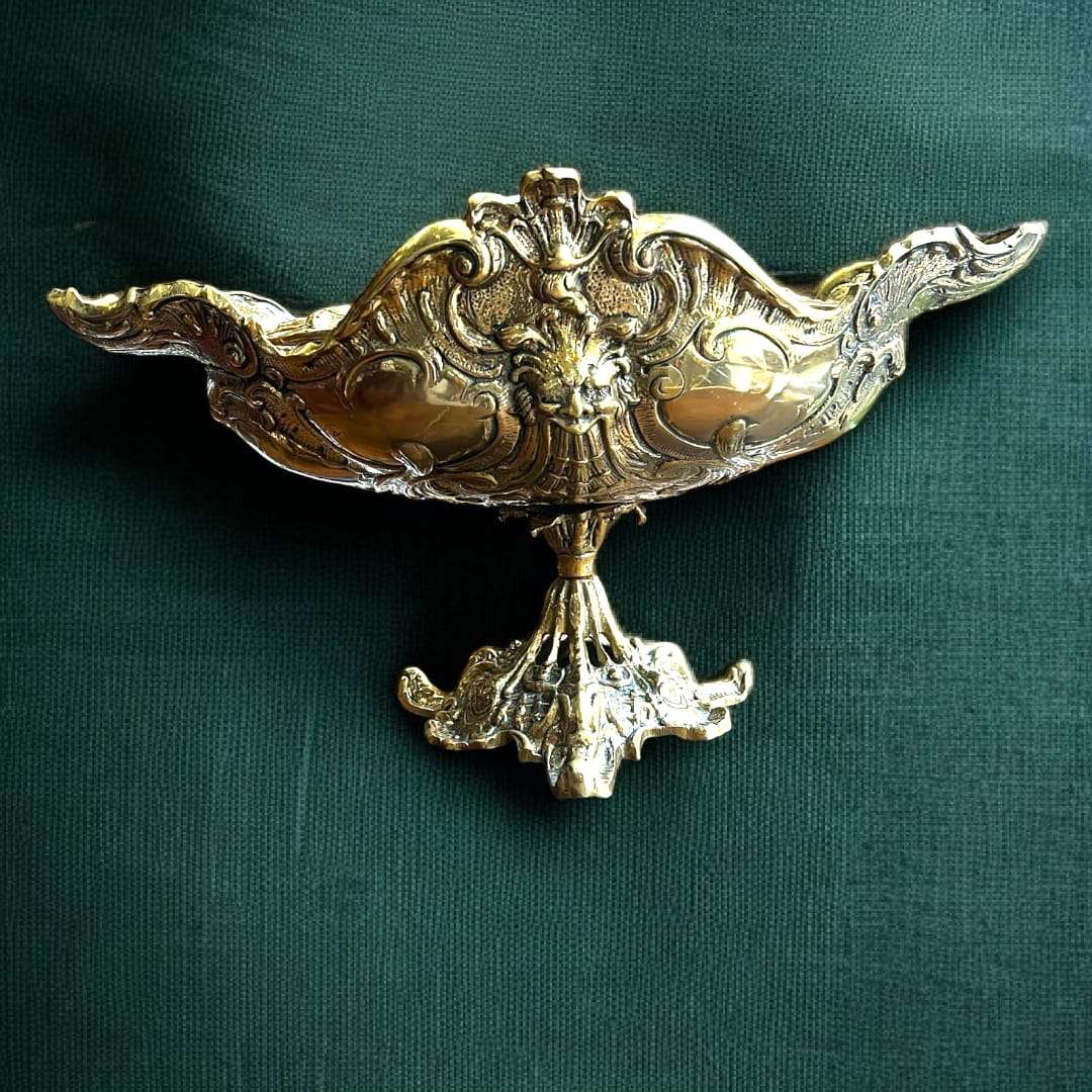 Centro Floral de Bronce antiguo vista frontal