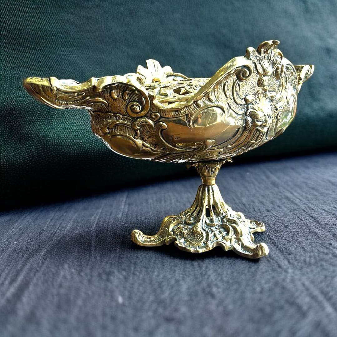 Detalle del calado superior en bronce