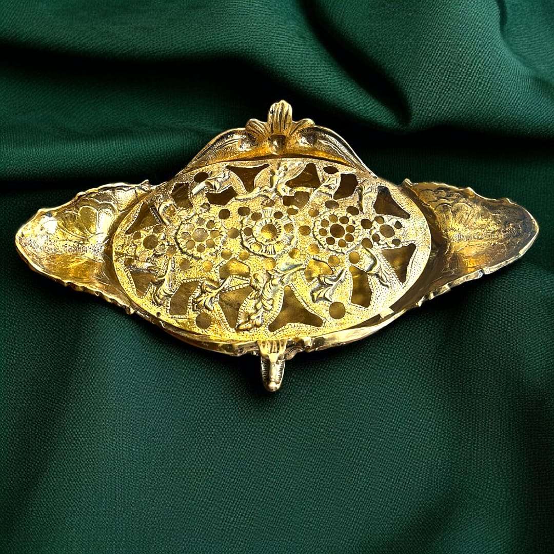 Interior del cuenco del Centro Floral de Bronce