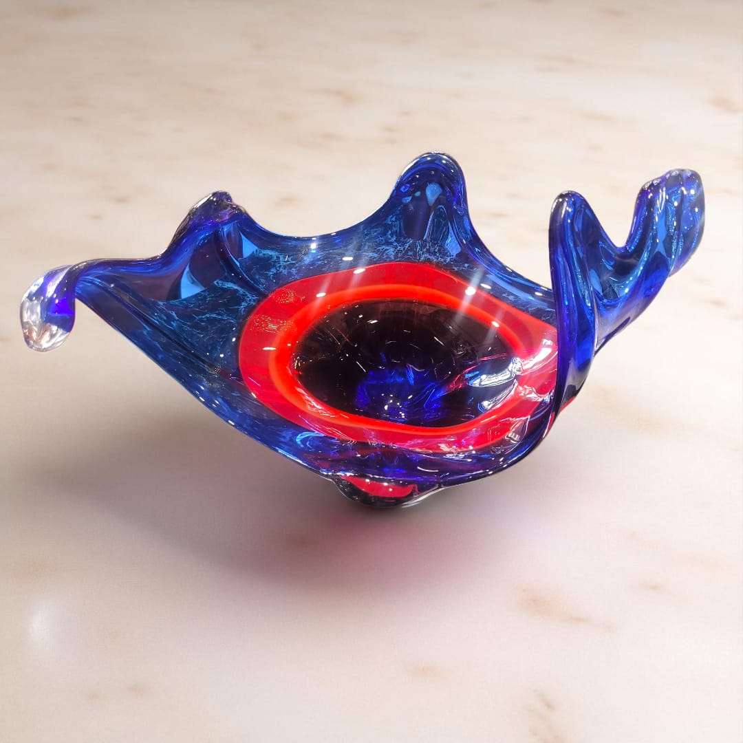 Vista superior del centro de mesa Murano destacando su forma asimétrica y colores vibrantes.