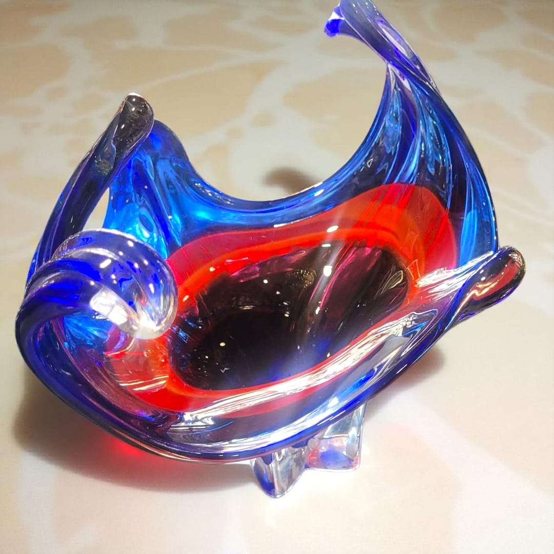 Vista superior del centro de mesa Murano destacando su forma asimétrica y colores vibrantes.