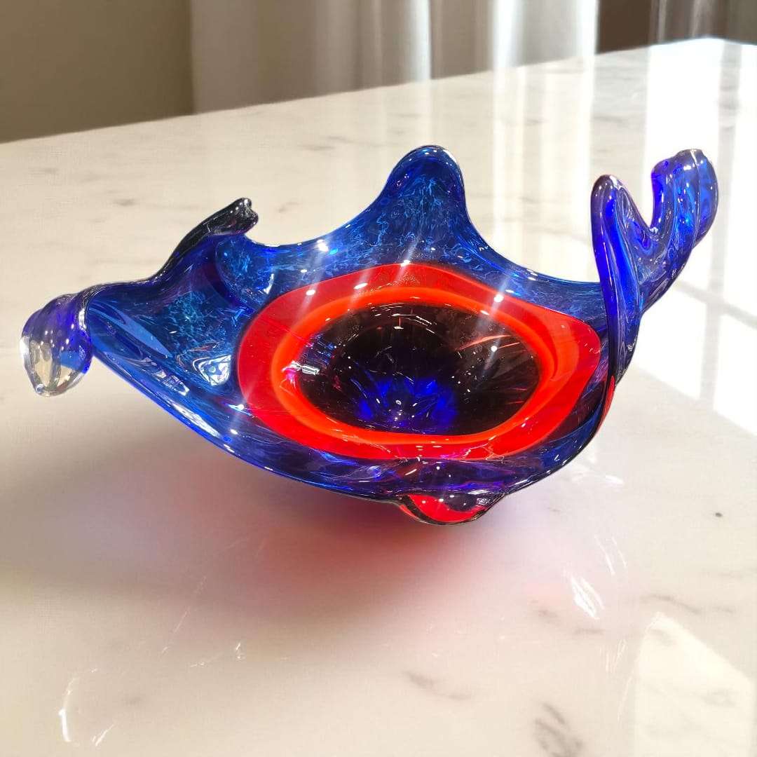 Vista superior del centro de mesa Murano destacando su forma asimétrica y colores vibrantes.
