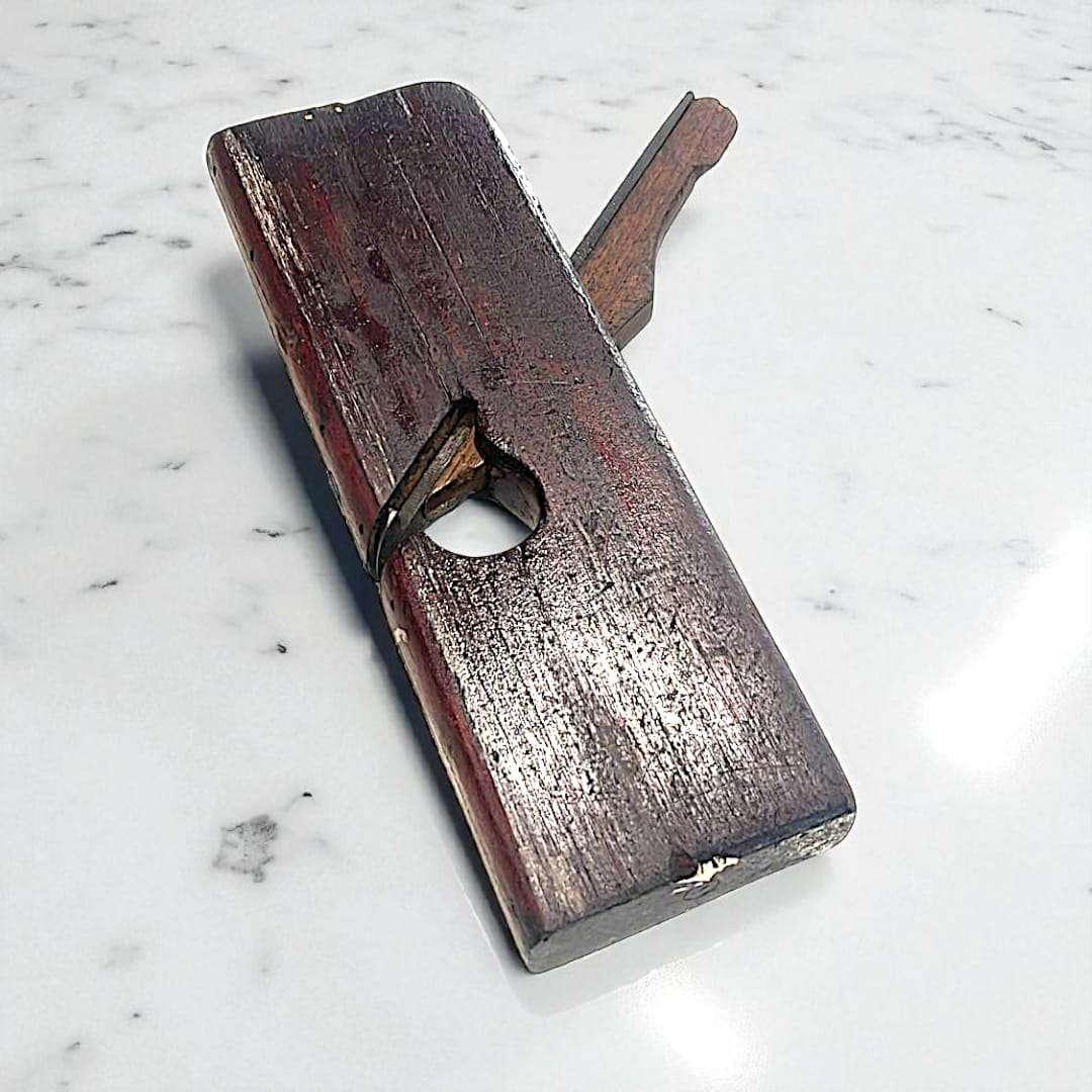 Guillame antiguo de madera con cuchilla de hierro.