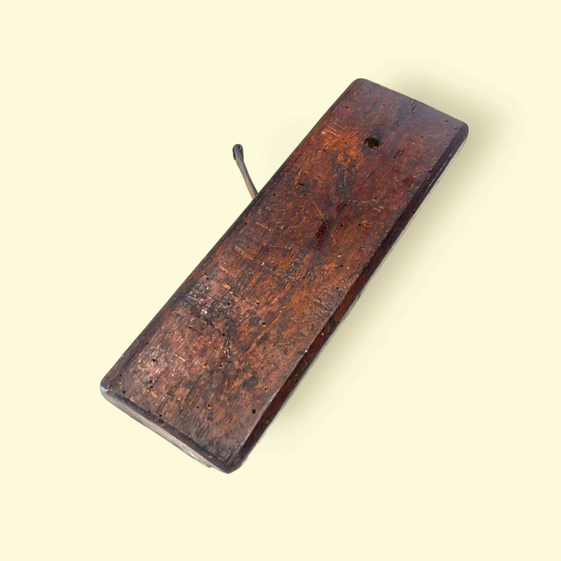 Guillame o cepillo de moldura antiguo, detalle frontal con cuchilla de hierro.