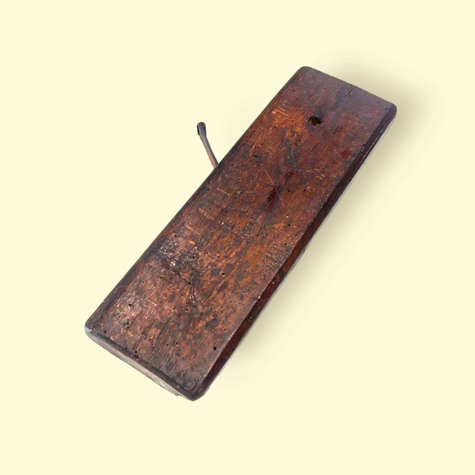 Guillame o cepillo de moldura antiguo, vista lateral mostrando el cuerpo de madera maciza.