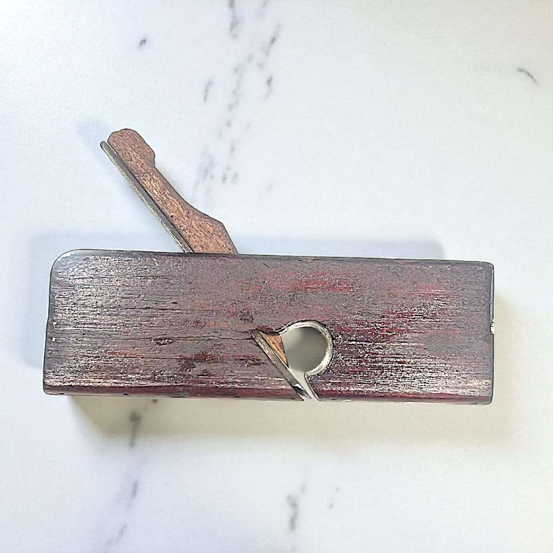 Guillame antiguo de madera con cuchilla de hierro.