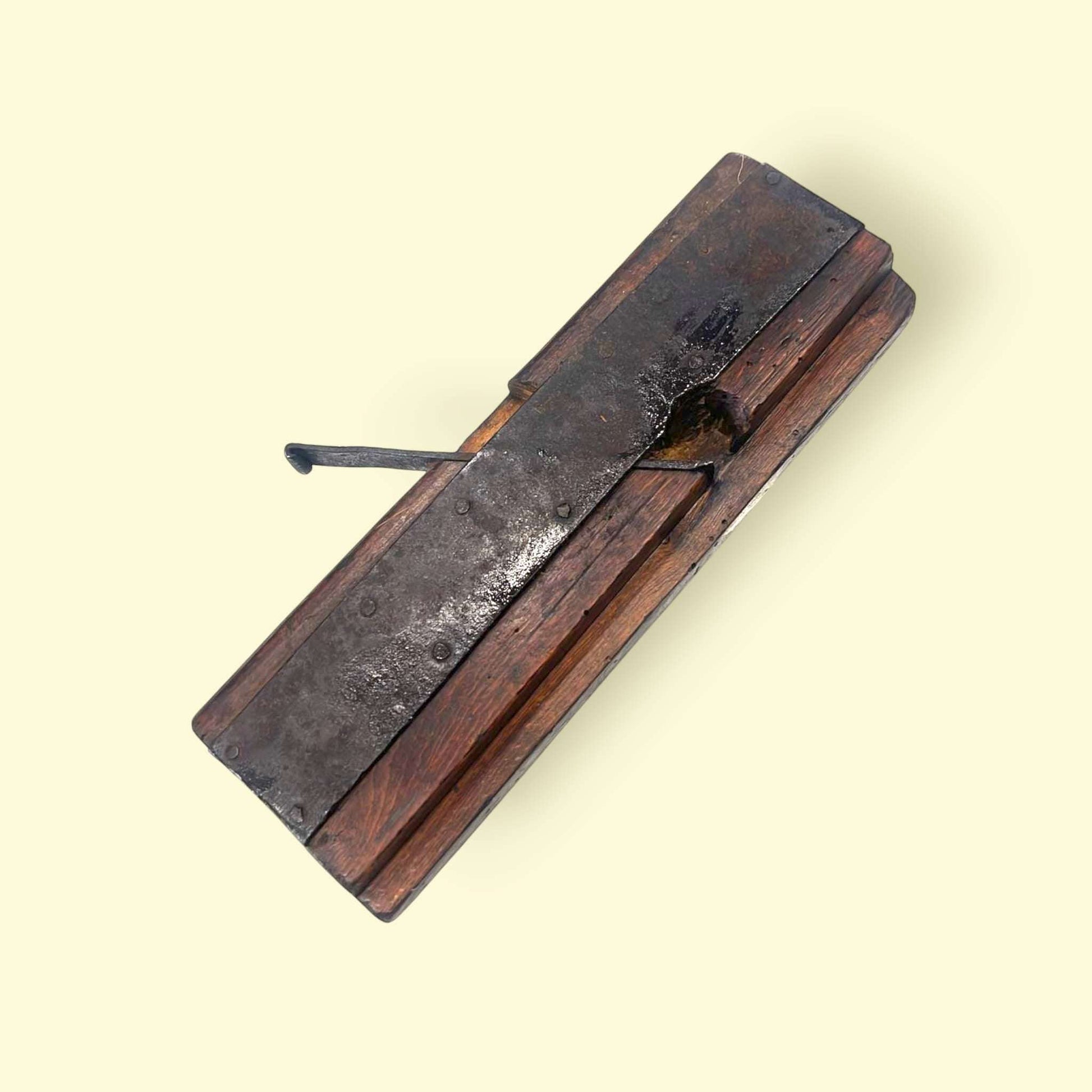 Guillame o cepillo de moldura antiguo, ángulo superior destacando la abertura central.