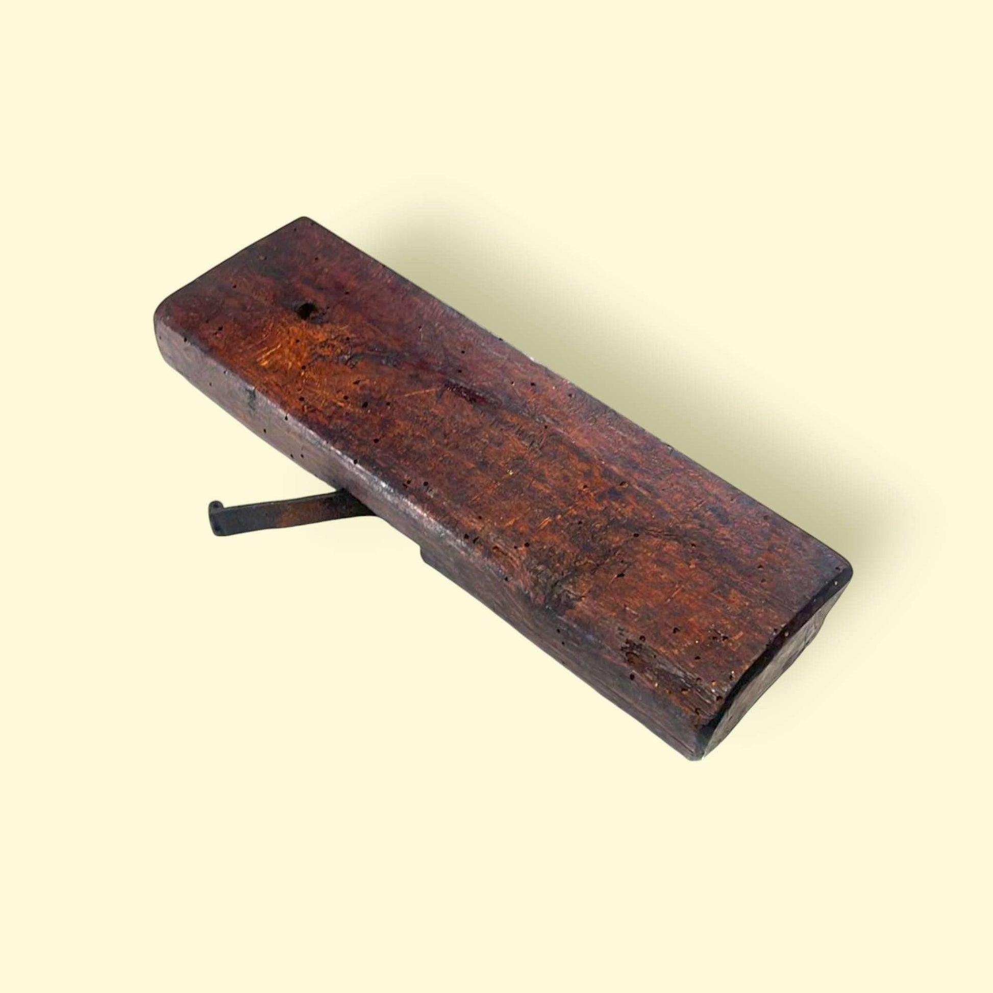 Guillame o cepillo de moldura antiguo, vista completa de la herramienta clásica.