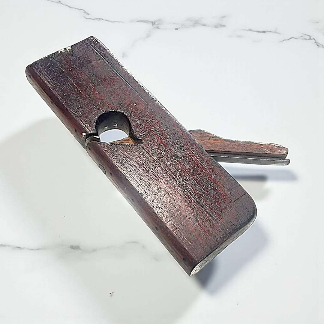 Guillame de ebanista con cuña de madera y hoja de hierro.