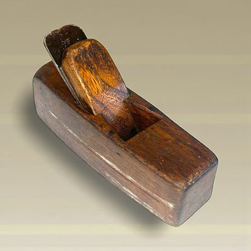 El cepillo de carpintero antiguo es una pieza indispensable en la historia de la carpintería. 