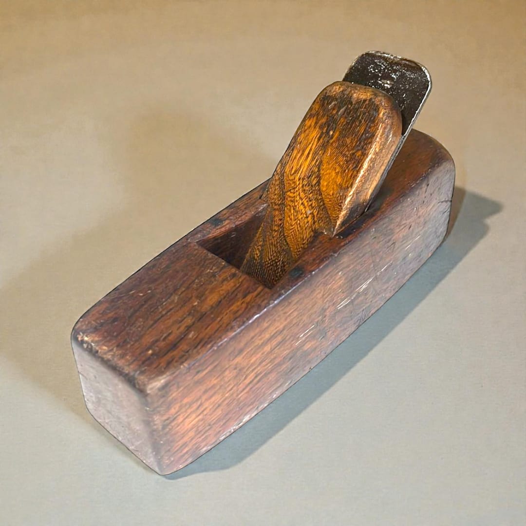 Elaborado con madera maciza robusta y una cuchilla de hierro forjado, refleja la precisión y durabilidad de las herramientas manuales tradicionales. 