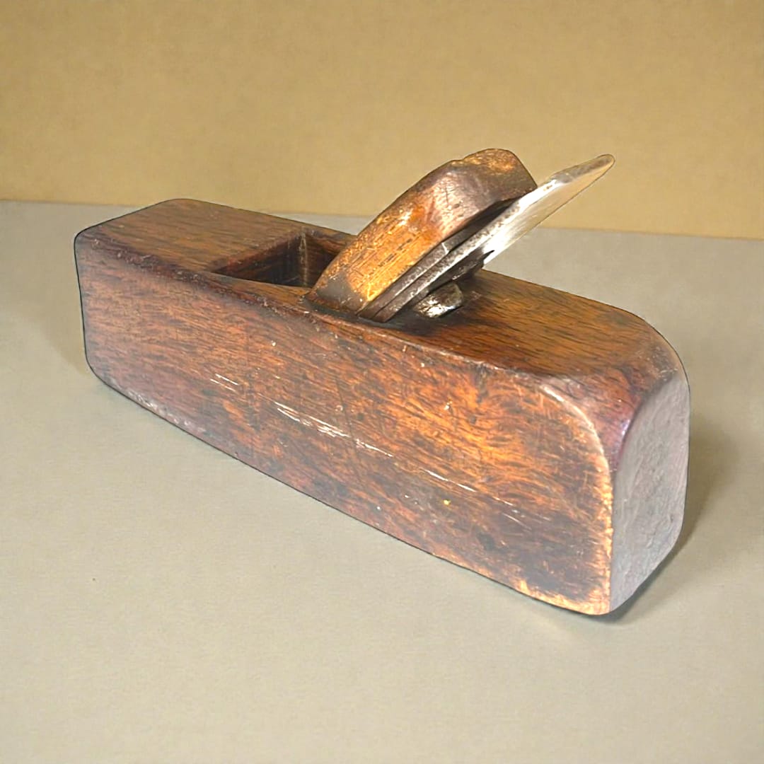 Su diseño permite alisar, nivelar y dar acabados finos a superficies de madera, convirtiéndolo en un instrumento clave en talleres de ebanistas y maestros carpinteros.