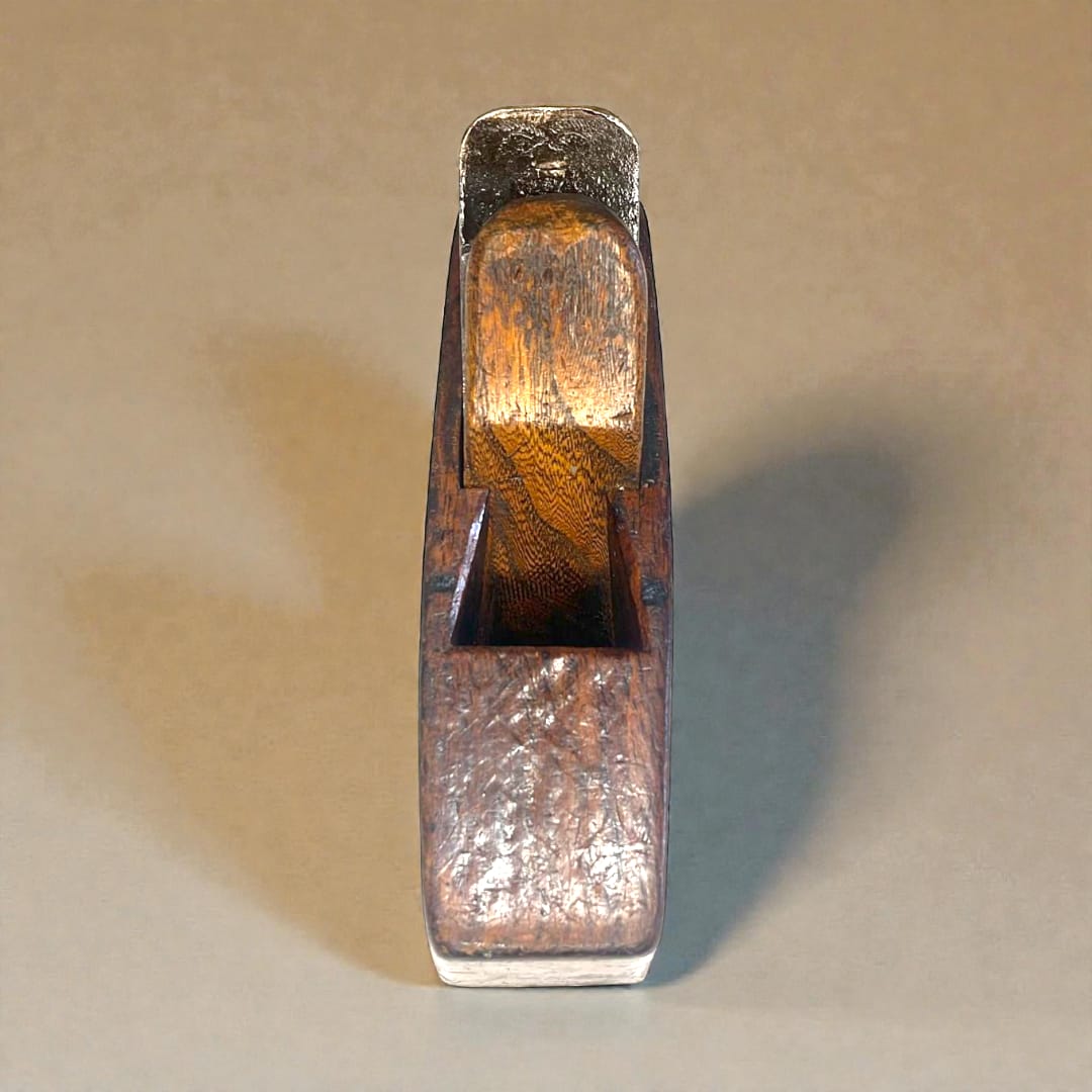 Su diseño permite alisar, nivelar y dar acabados finos a superficies de madera, convirtiéndolo en un instrumento clave en talleres de ebanistas y maestros carpinteros.