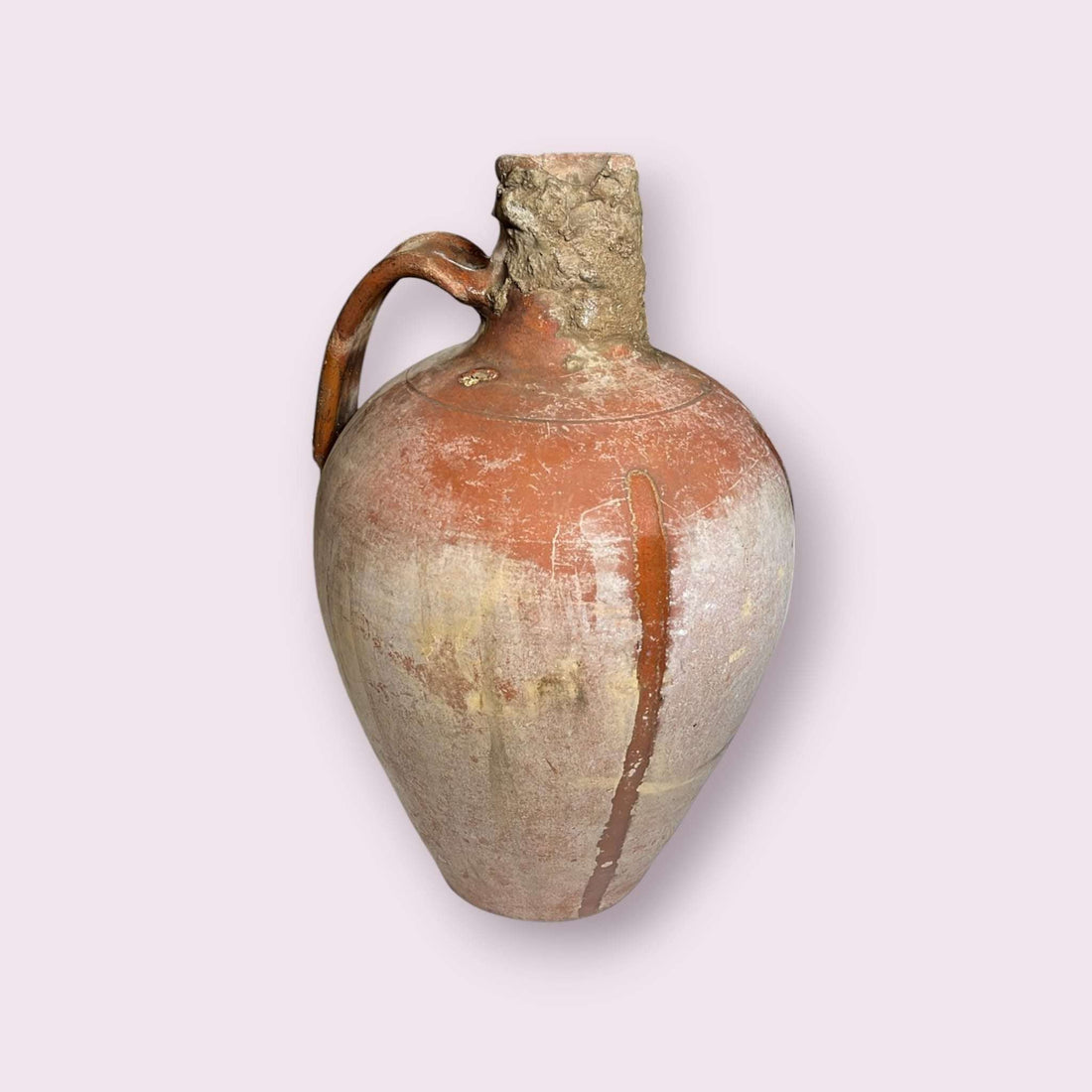 Cántaro de cerámica antiguo visto de frente.