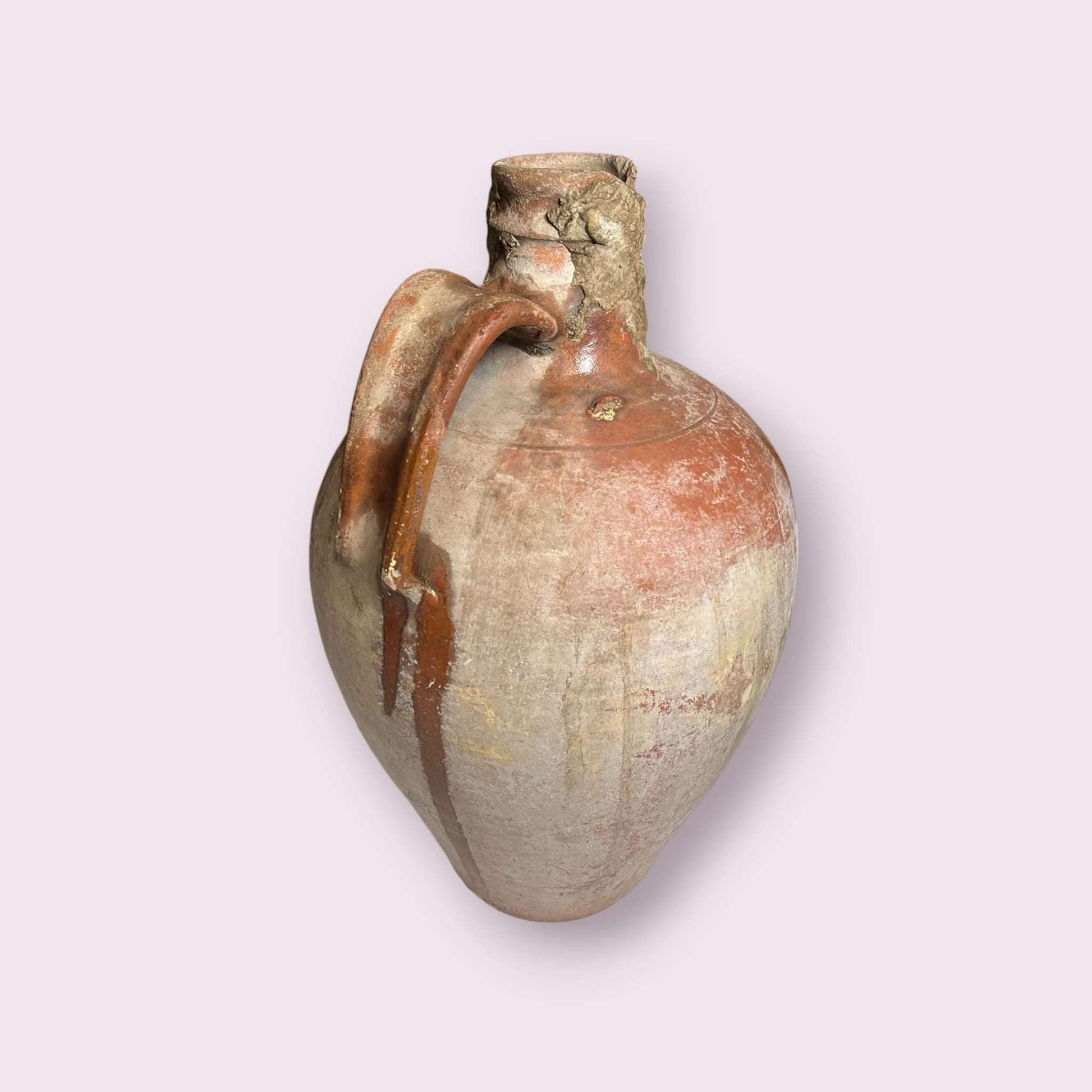 Asa y detalles envejecidos del cántaro de cerámica antiguo.