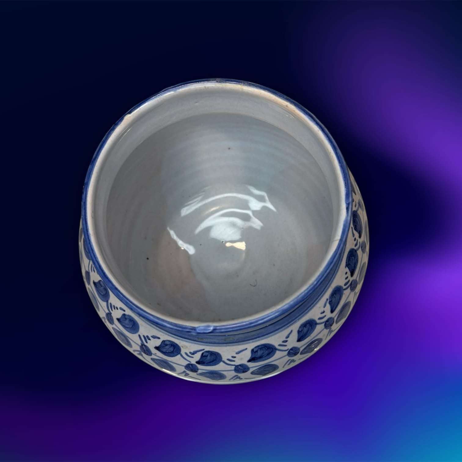 Orza de Talavera | Cerámica tradicional española - Vintage decorada a mano en azul y blanco, ideal para decoración rústica en hogar o jardín.