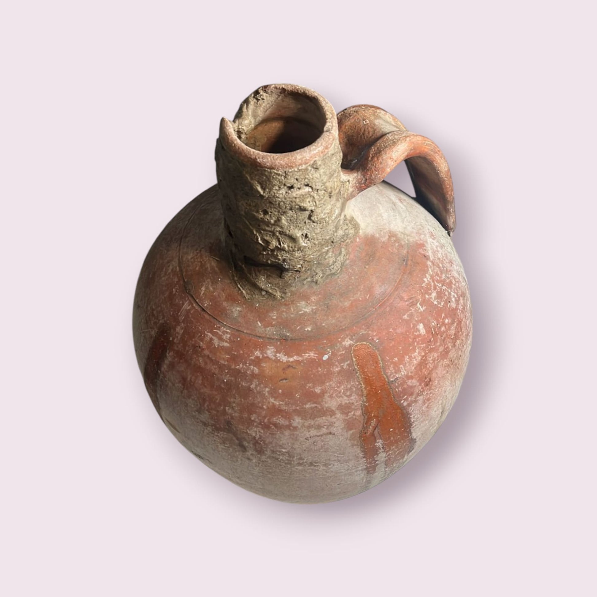 Vista superior del cántaro de cerámica antiguo con cuello rústico.
