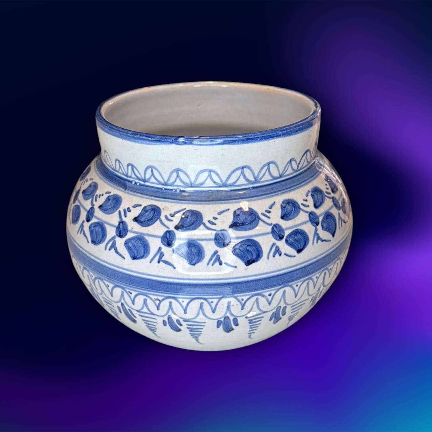 Orza de Talavera de cerámica tradicional española con decoración azul pintada a mano. Pieza vintage ideal para decoración de interiores rústicos.
