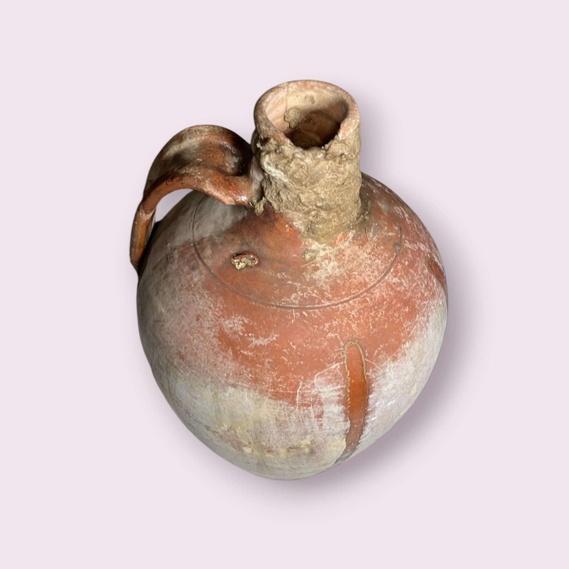 Cántaro de cerámica antiguo con pátina natural.