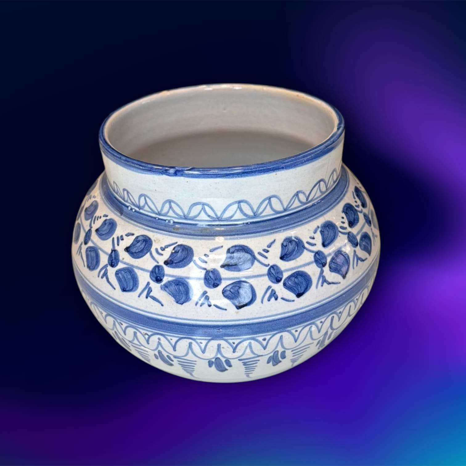 Orza de Talavera de cerámica tradicional española con decoración floral azul sobre fondo blanco. Pieza vintage artesanal para decoración del hogar.
