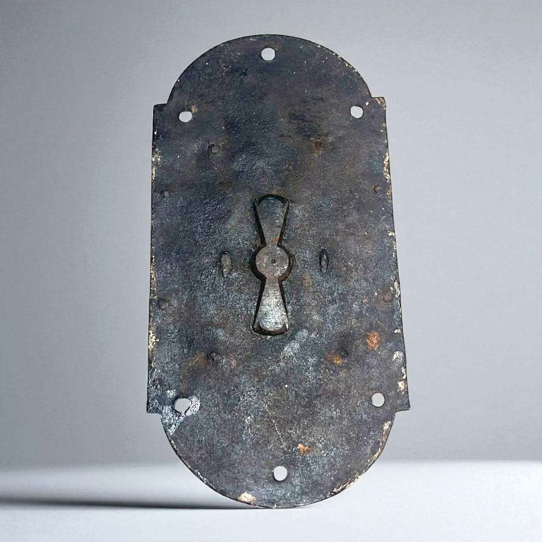 Cerradura de hierro antiguo en detalle, pátina del tiempo.