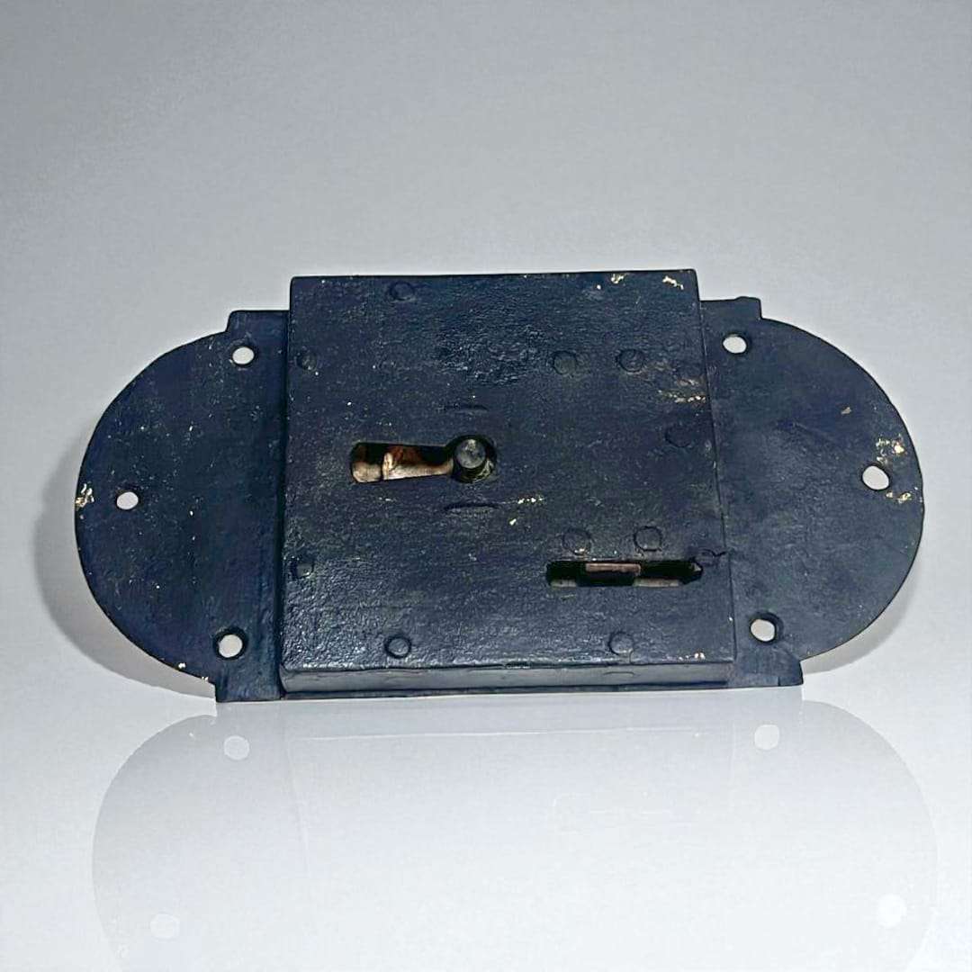 Cerradura rectangular antigua con remaches originales.