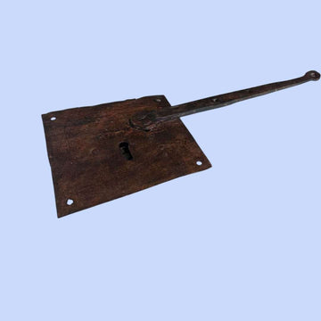 Cerradura antigua de forja: autenticidad en hierro macizo.