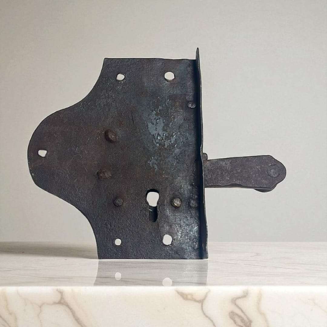 Cerradura de borjas rústica para puertas de madera.