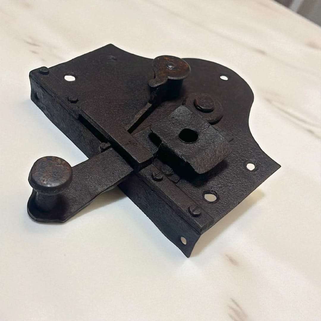 Cerradura de hierro forjado con orificio clásico de llave.