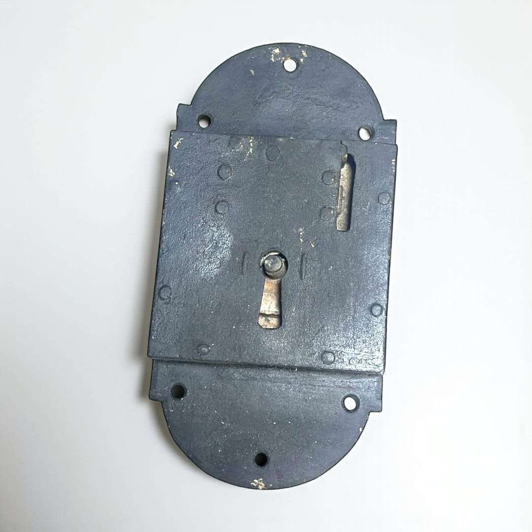 Cerradura antigua de hierro vista superior con bocallave alargado.