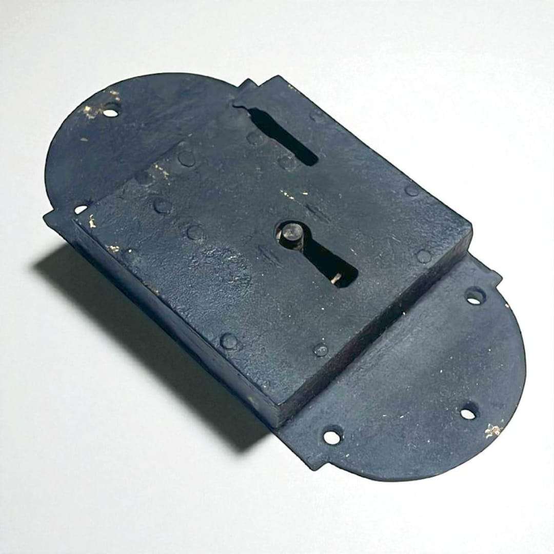 Cerradura antigua de hierro vista superior con bocallave alargado.