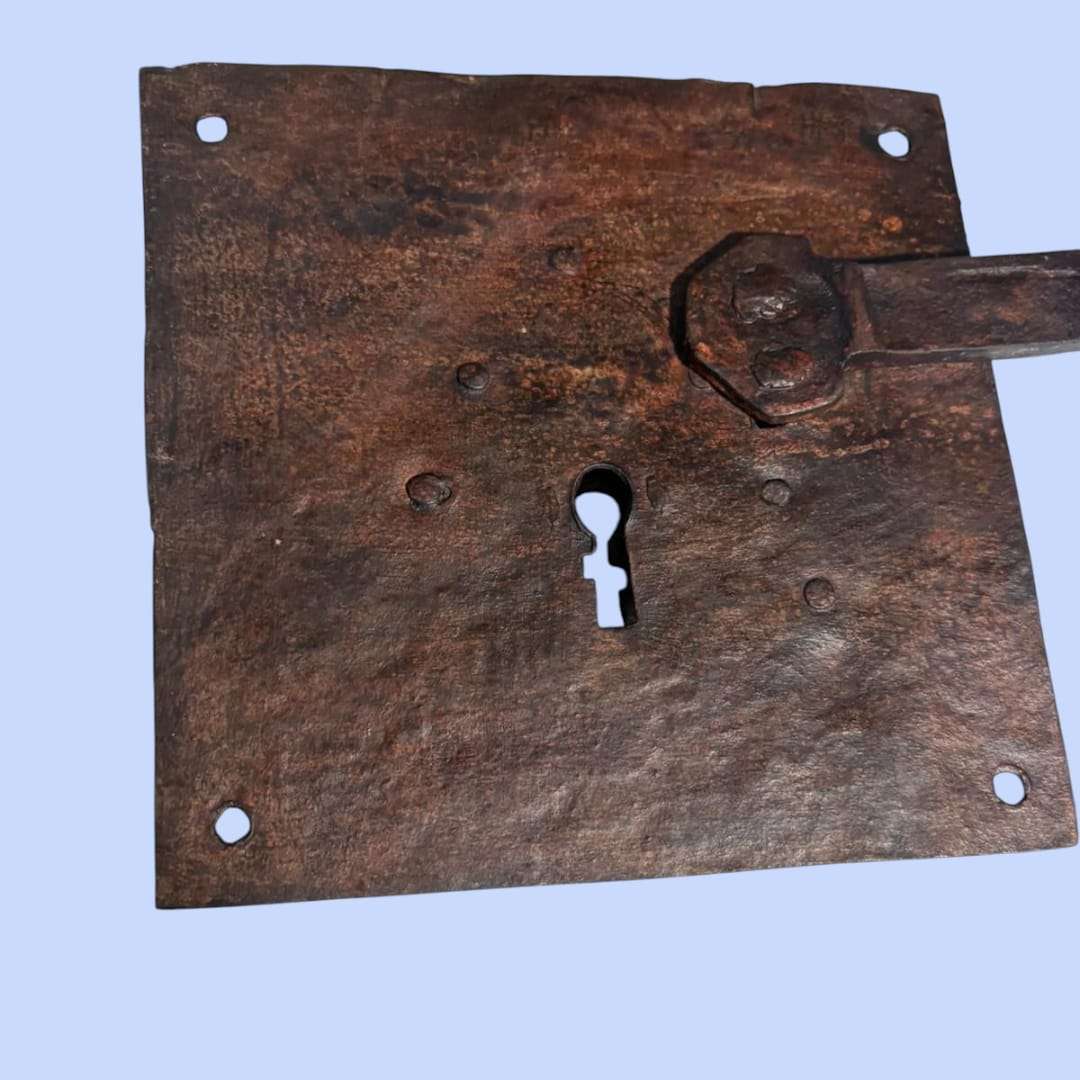 Cerradura antigua de forja: autenticidad en hierro macizo.