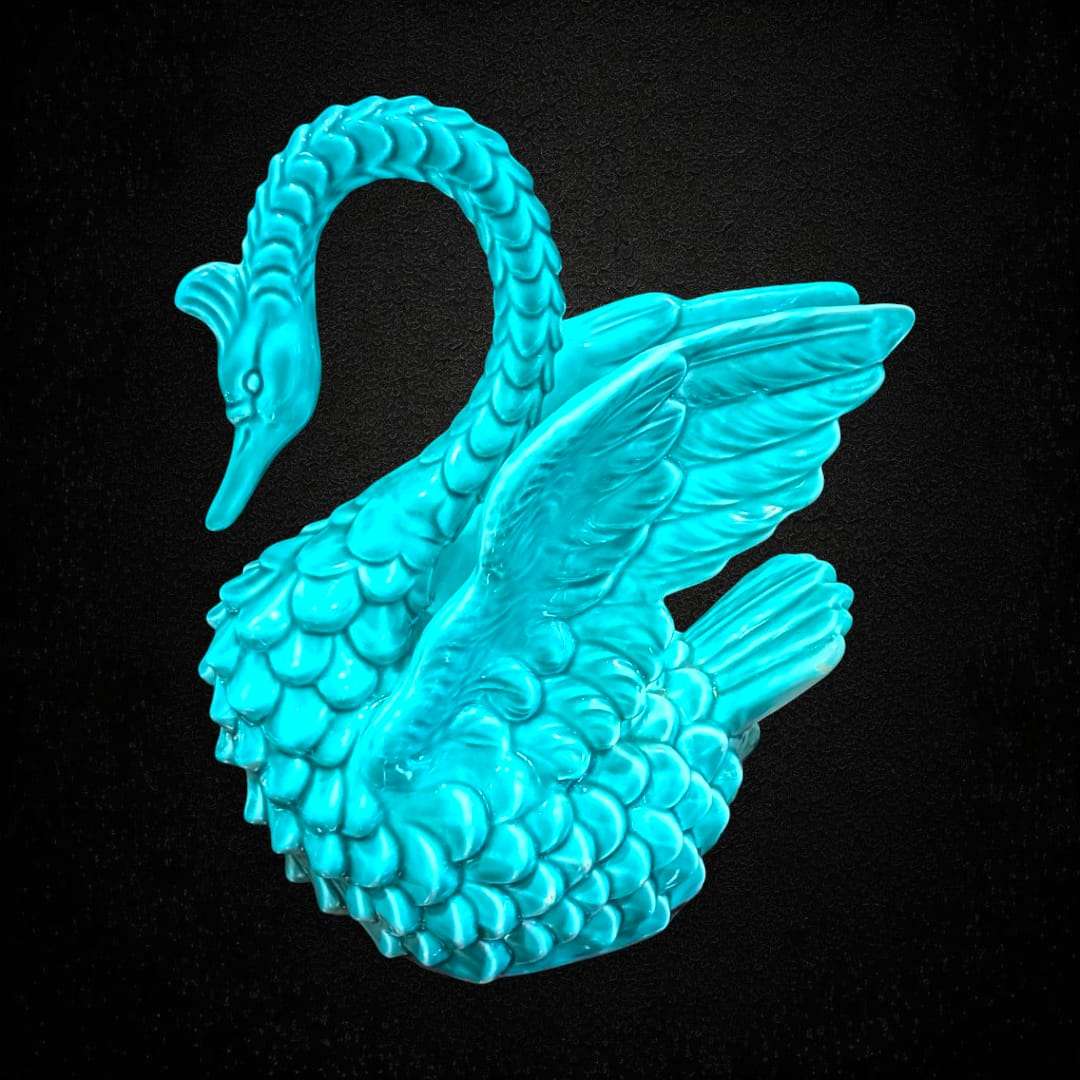 Florero Cisne Manises en cerámica azul celeste con acabado esmaltado brillante. Decoración vintage ideal para el hogar o colección exclusiva.