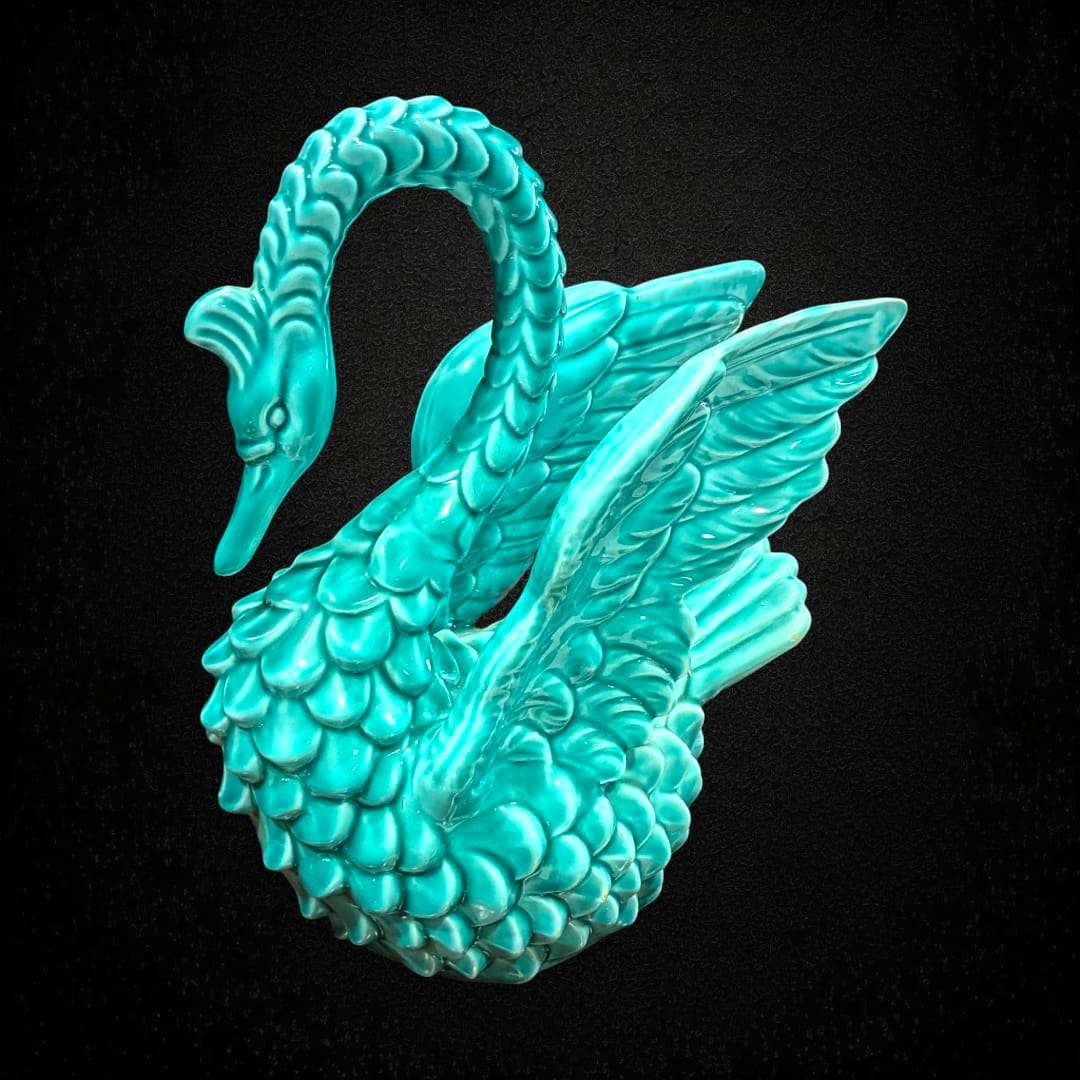 Florero Cisne Manises en cerámica azul celeste con acabado esmaltado brillante. Diseño vintage ideal para decoración elegante del hogar.