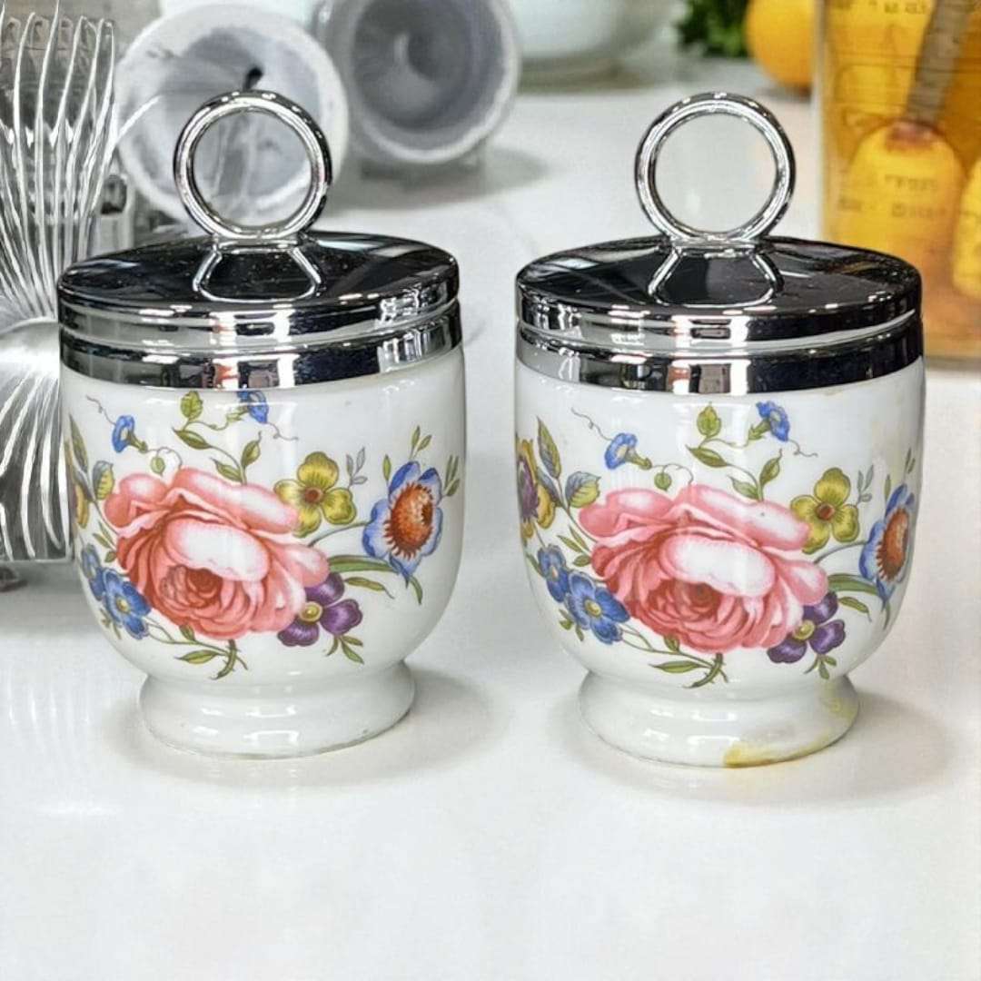 ✨ ¡El encanto inglés que vuelve a tu mesa!

Redescubre el arte de cocinar con estilo con estos cocedores de huevos Royal Worcester 🍳
Piezas únicas de porcelana inglesa con tapa metálica plateada, que combinan elegancia, tradición y funcionalidad.
Más que utensilios, son verdaderas joyas del diseño británico 🏺💐
Perfectos para amantes del vintage, coleccionistas o quienes aprecian el detalle en su cocina.

💯 Satisfacción garantizada: si no te gusta, te devolvemos el dinero.
🛒 Consíguelos en 👉 www.cosita