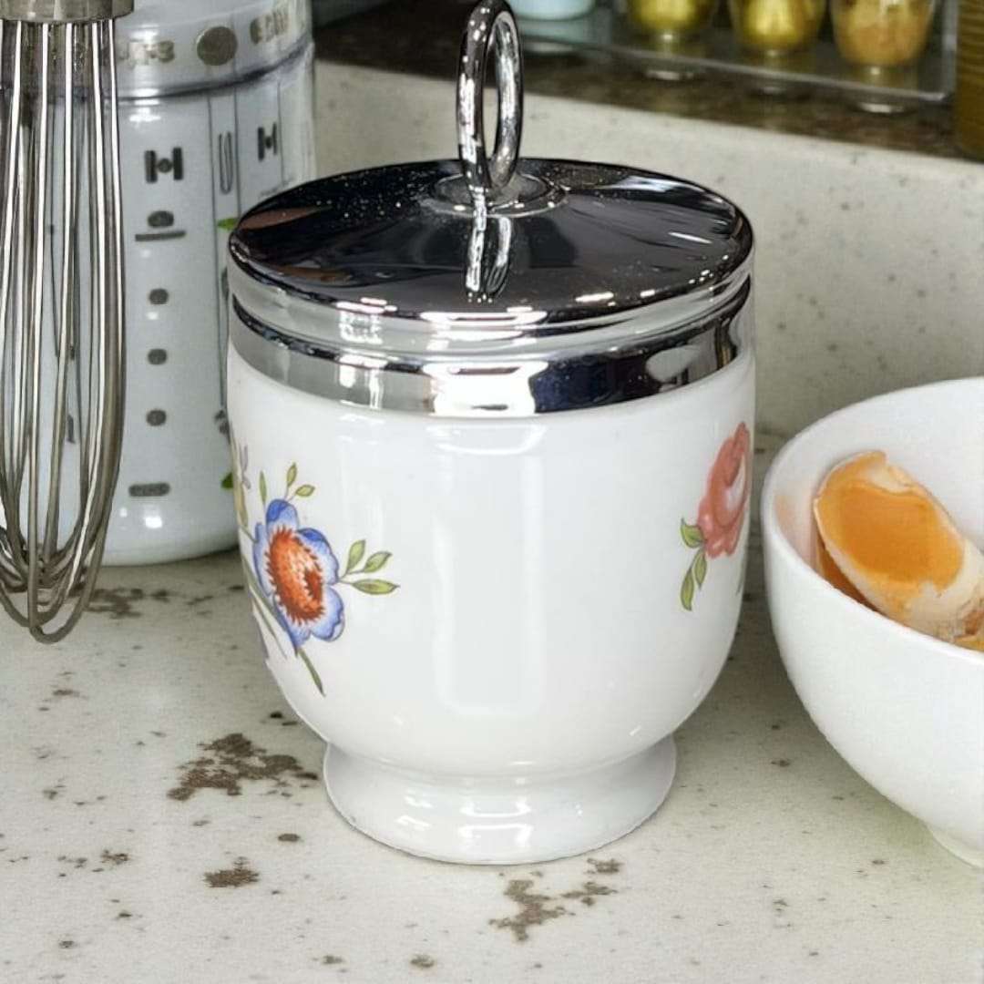 ✨ ¡El encanto inglés que vuelve a tu mesa!

Redescubre el arte de cocinar con estilo con estos cocedores de huevos Royal Worcester 🍳
Piezas únicas de porcelana inglesa con tapa metálica plateada, que combinan elegancia, tradición y funcionalidad.
Más que utensilios, son verdaderas joyas del diseño británico 🏺💐
Perfectos para amantes del vintage, coleccionistas o quienes aprecian el detalle en su cocina.

💯 Satisfacción garantizada: si no te gusta, te devolvemos el dinero.
🛒 Consíguelos en 👉 www.cosita