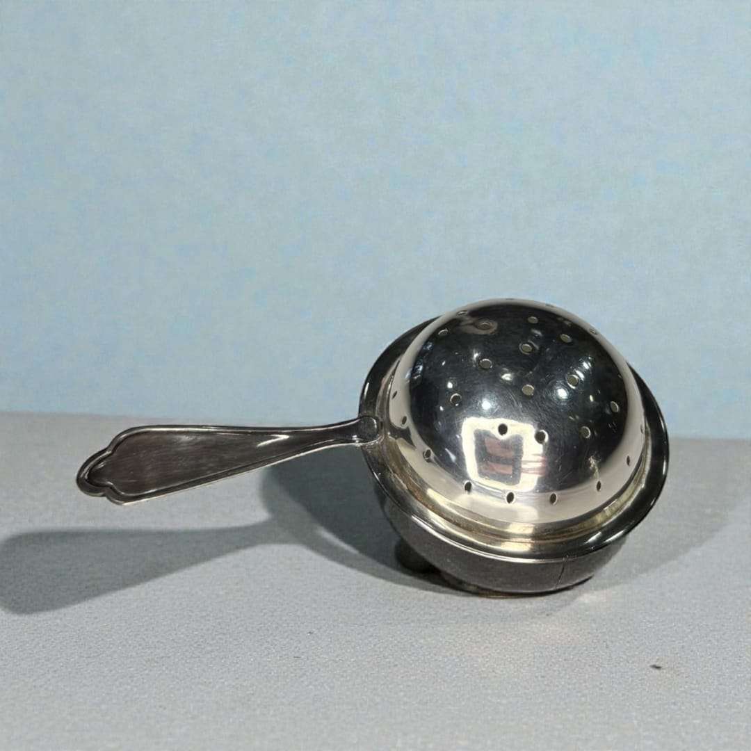 El Colador de té que presentamos es una pieza exclusiva y cuidadosamente diseñada para aportar elegancia y funcionalidad a cualquier ritual de té. 