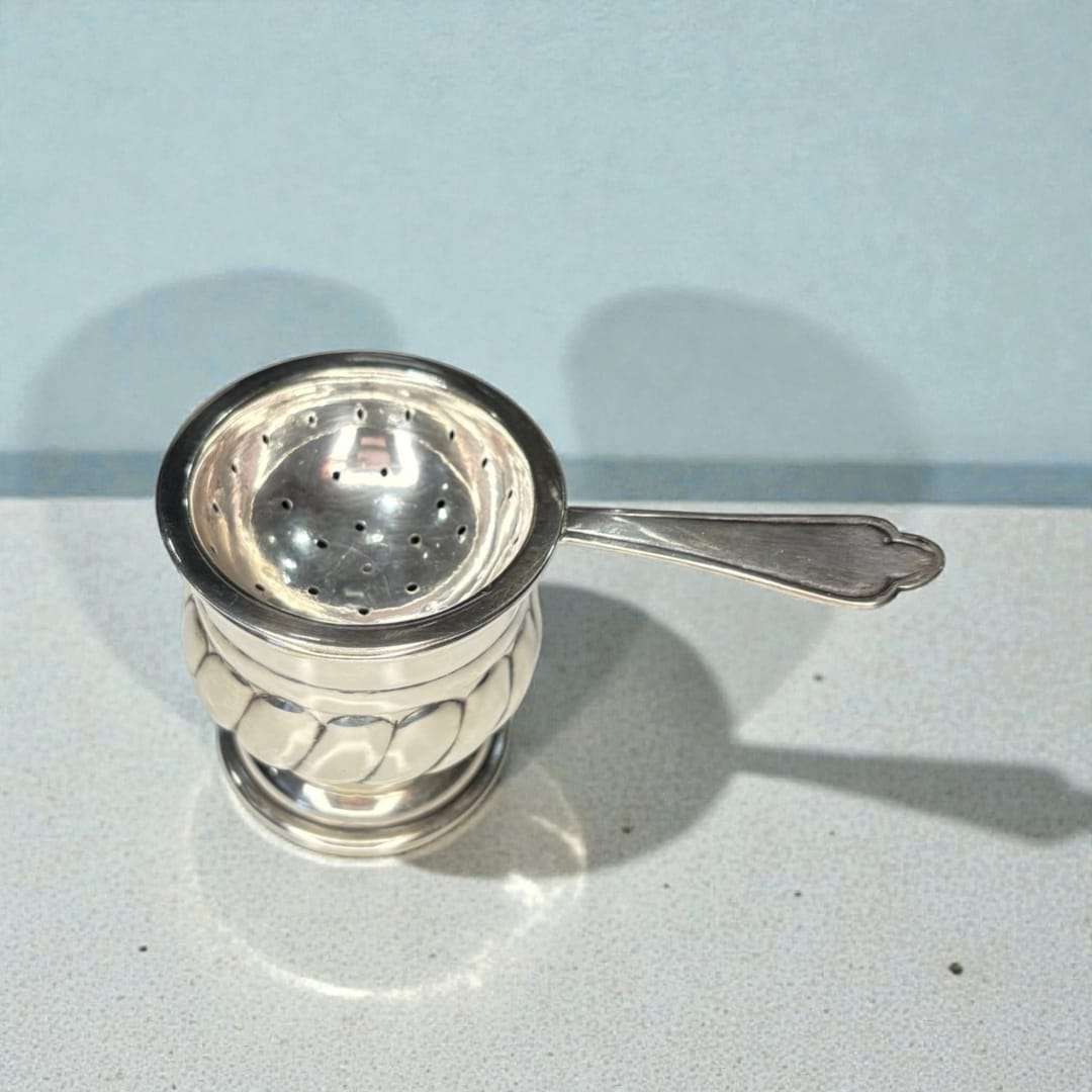 El Colador de té que presentamos es una pieza exclusiva y cuidadosamente diseñada para aportar elegancia y funcionalidad a cualquier ritual de té. 